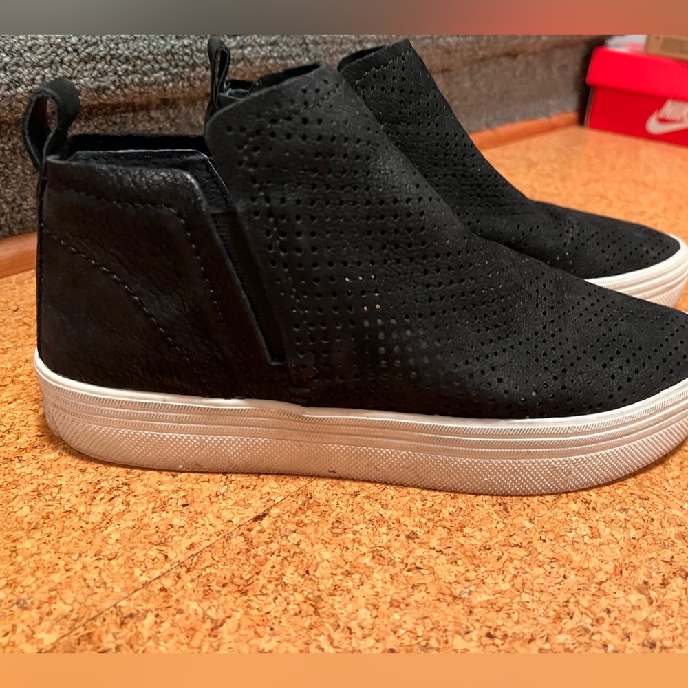 Dolce vita black perforated platform slip on sneaker 7.5